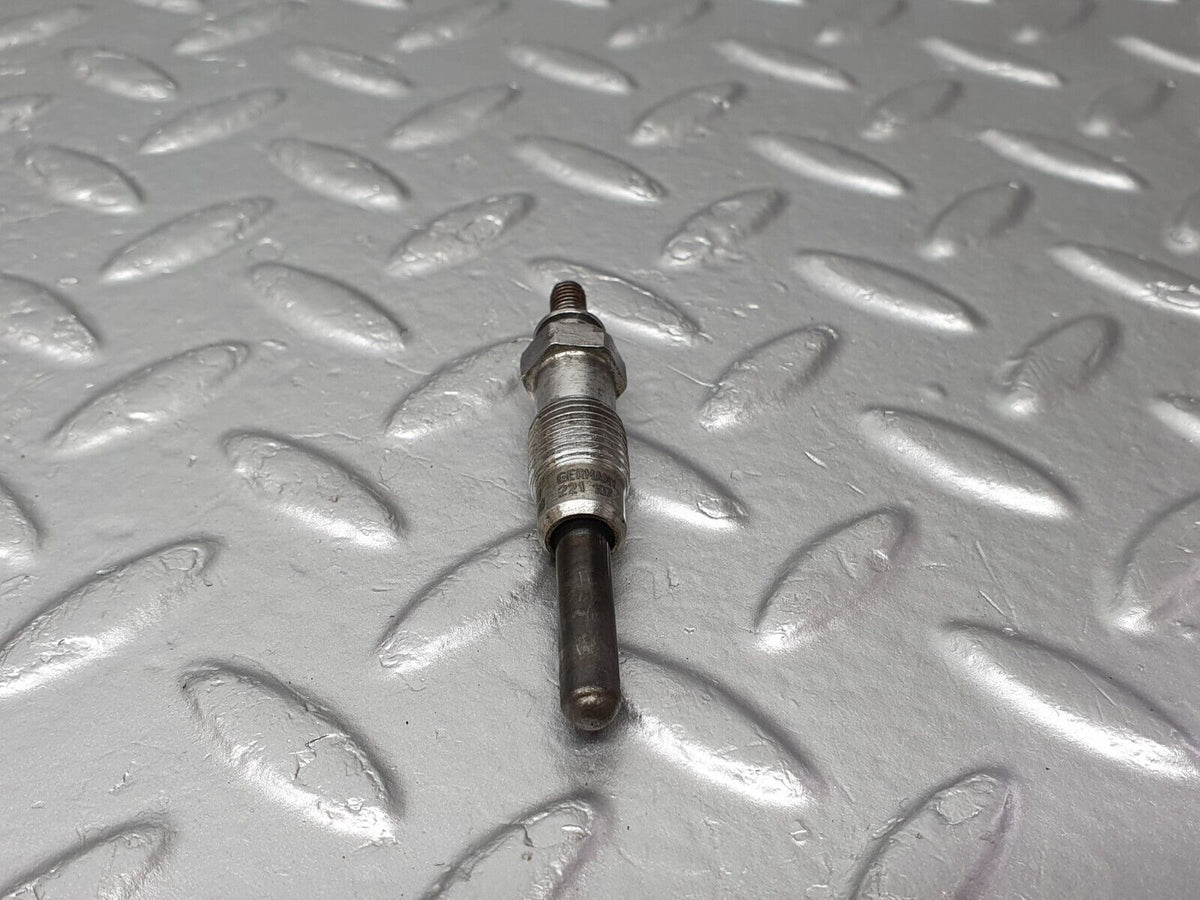40847 Mercedes-Benz W123 300D Glow Plug Beru 0100221107