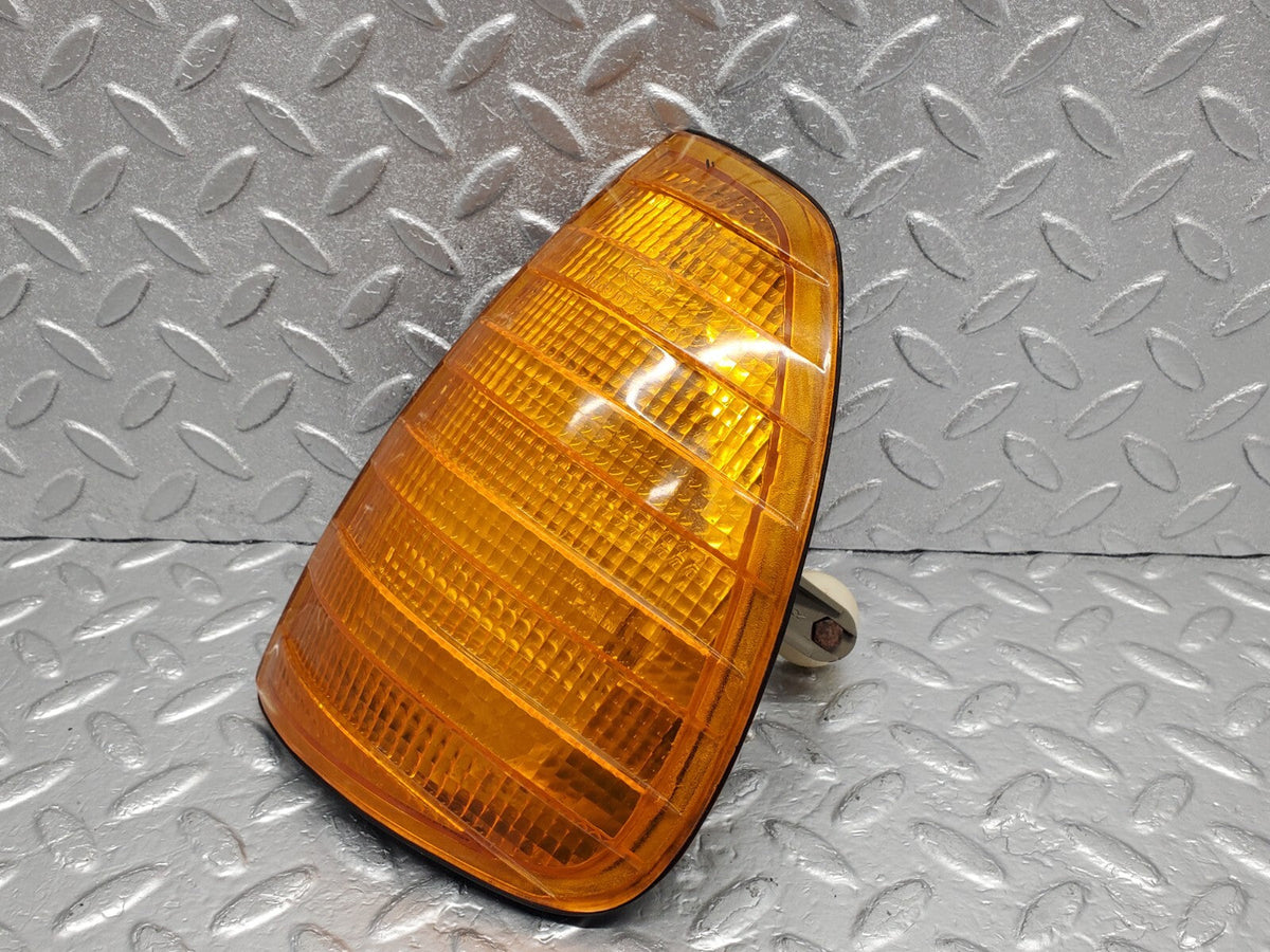 48680 Mercedes-Benz W123 Front Left Indicator Light Hella