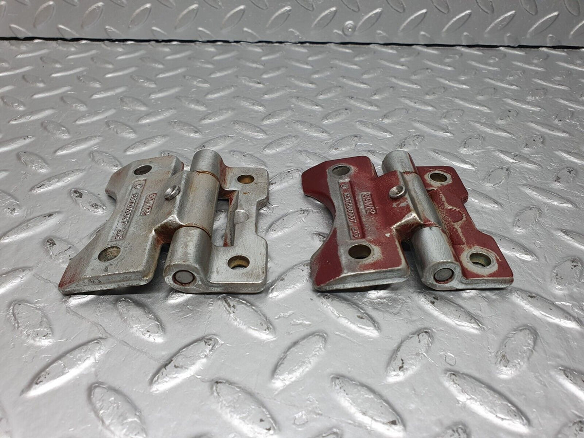 40949 Mercedes-Benz W126 300SE Door Hinge Pair Right A1237200037