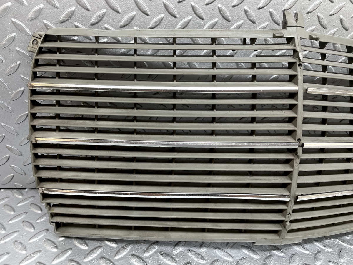 44249 Mercedes-Benz W123 280E Bonnet Grill A1238880923