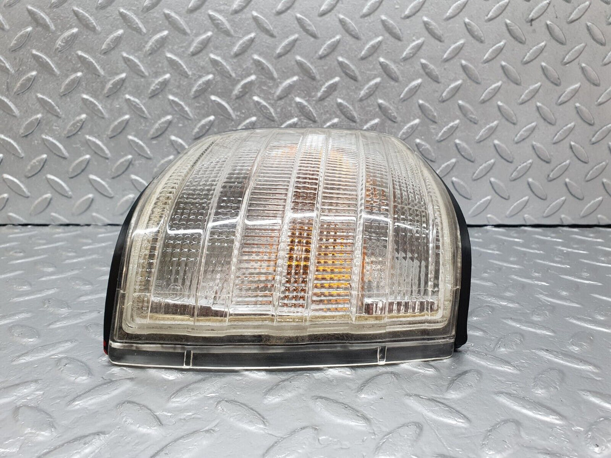 43700 Mercedes-Benz C126 380SEC Coupe Indicator Light Front Right 318-53454B