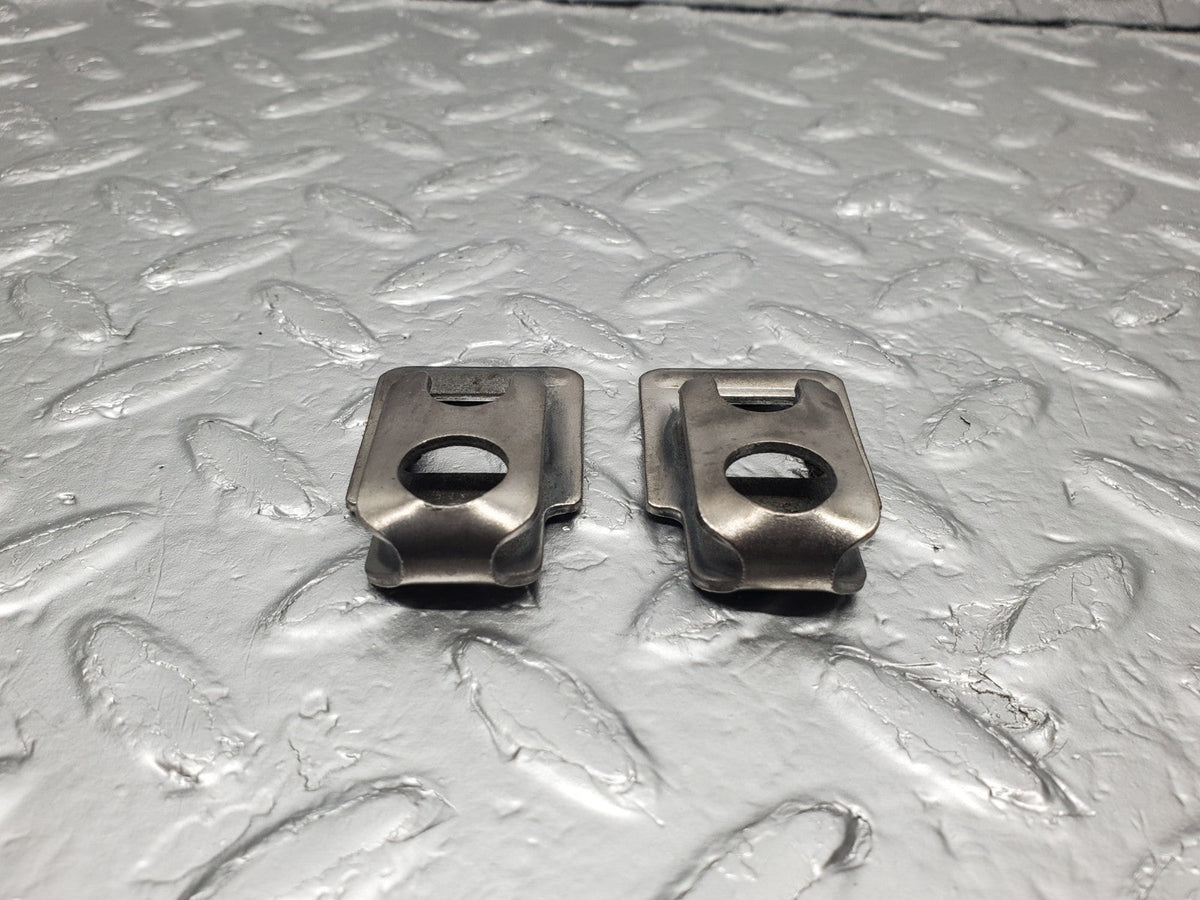 51085 Mercedes-Benz W124 260E Fuel Injector Holder 2x