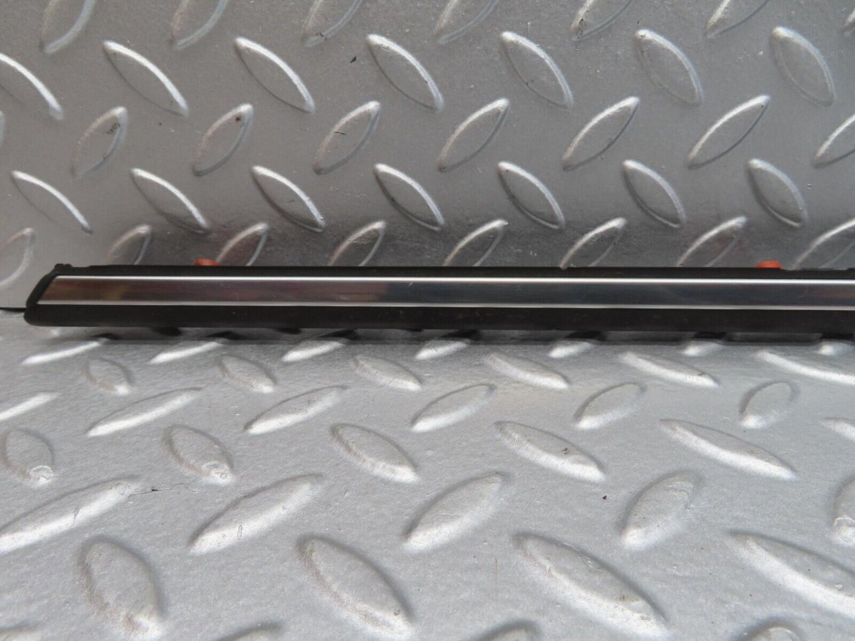 13443 Mercedes-Benz W123 200 Front Right Fender Wing Centre Moulding Trim