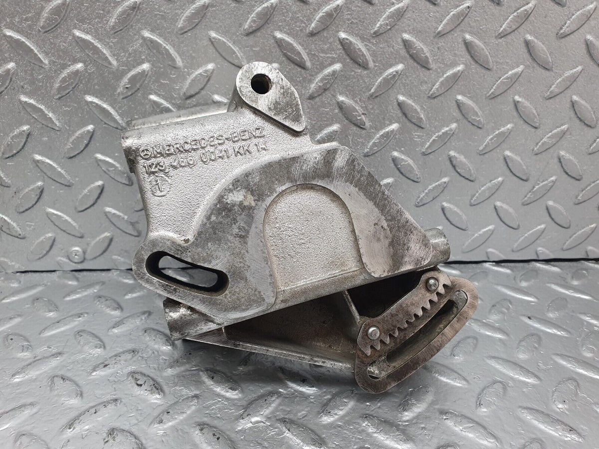 44016 Mercedes-Benz C123 230CE Coupe Power Steering Pump Bracket A1234660041