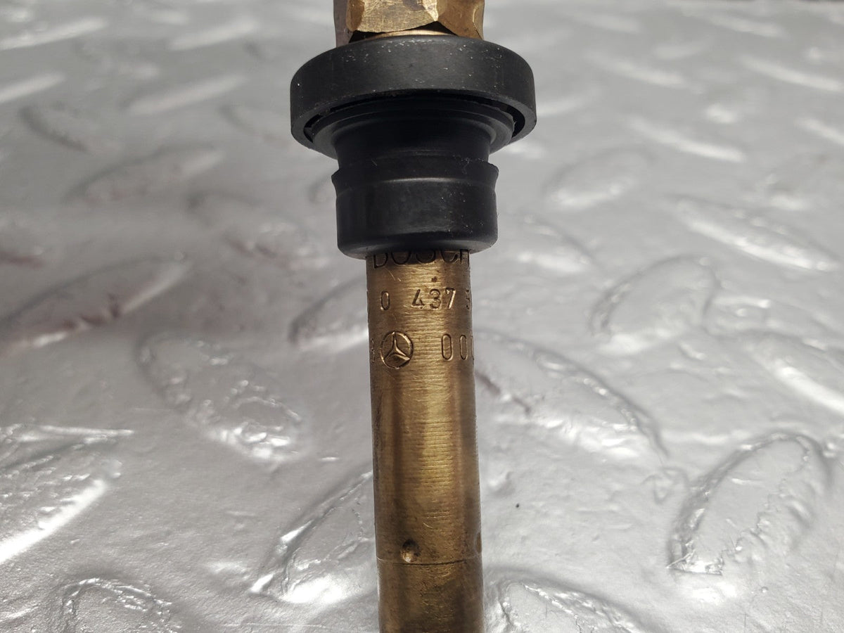51079 Mercedes-Benz W124 260E Fuel Injector Bosch 0437502047 A0000785623