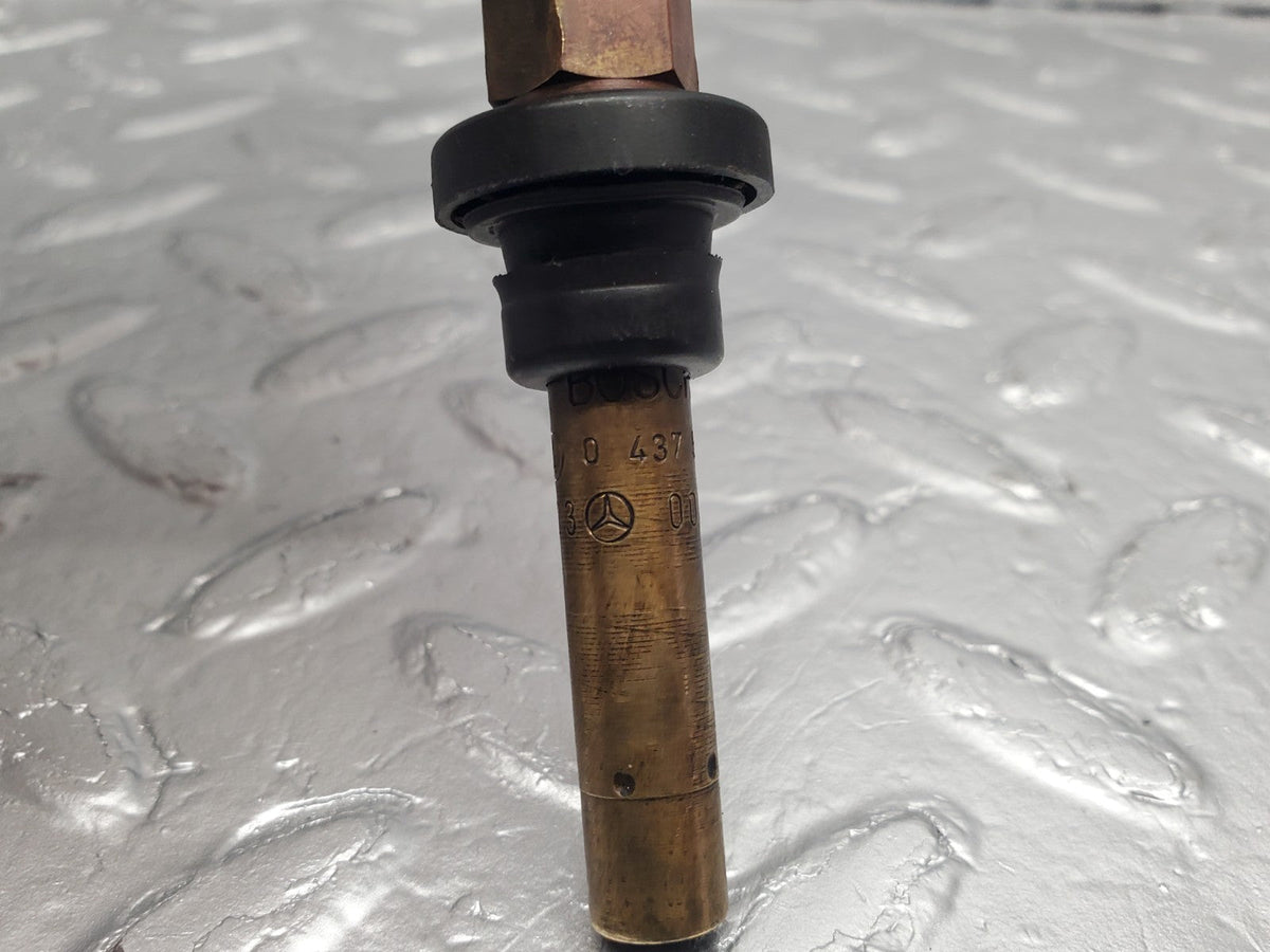 51077 Mercedes-Benz W124 260E Fuel Injector Bosch 0437502047 A0000785623