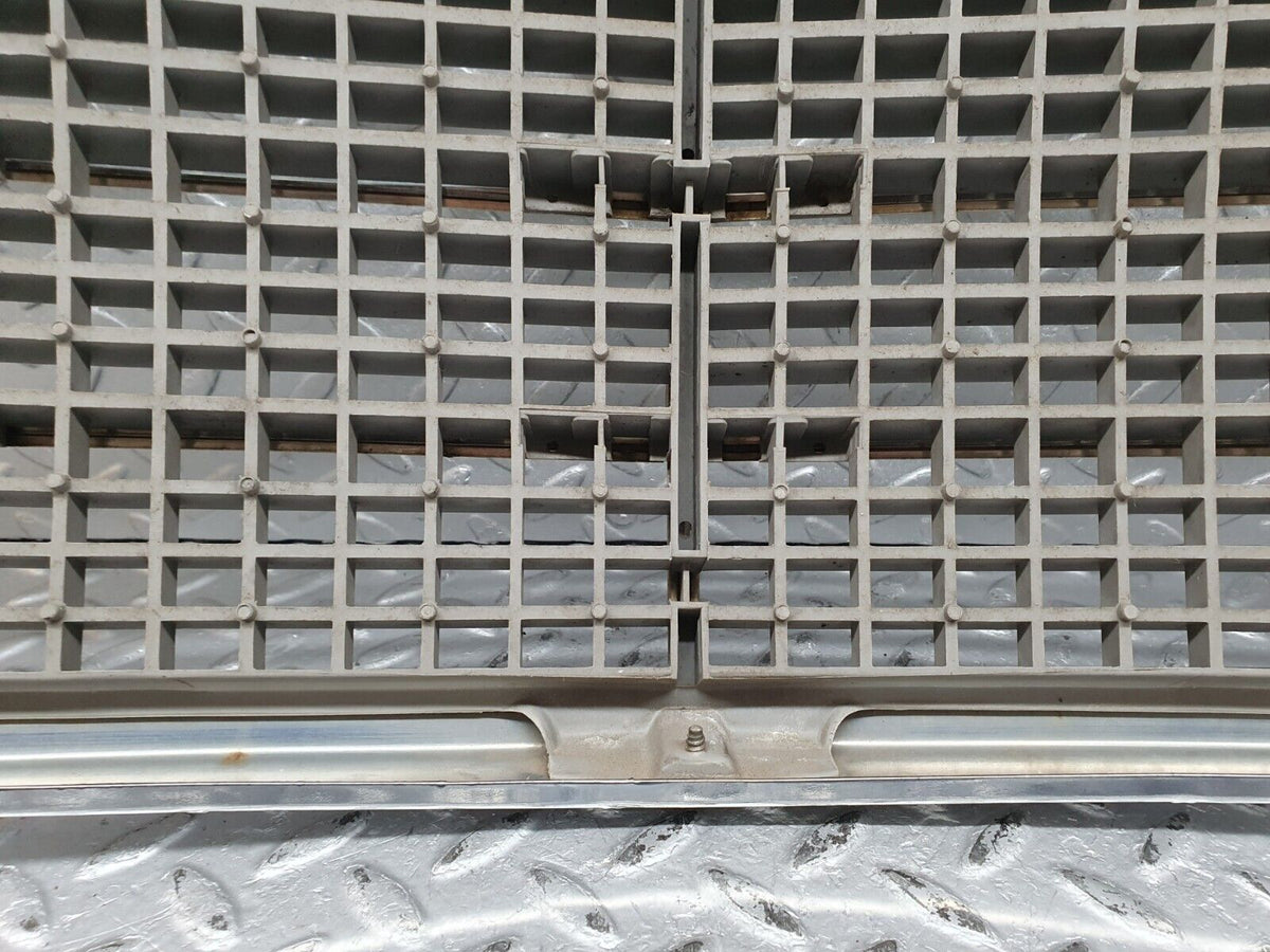 41221 Mercedes-Benz W126 300SE Bonnet Grill Chrome A1268880423