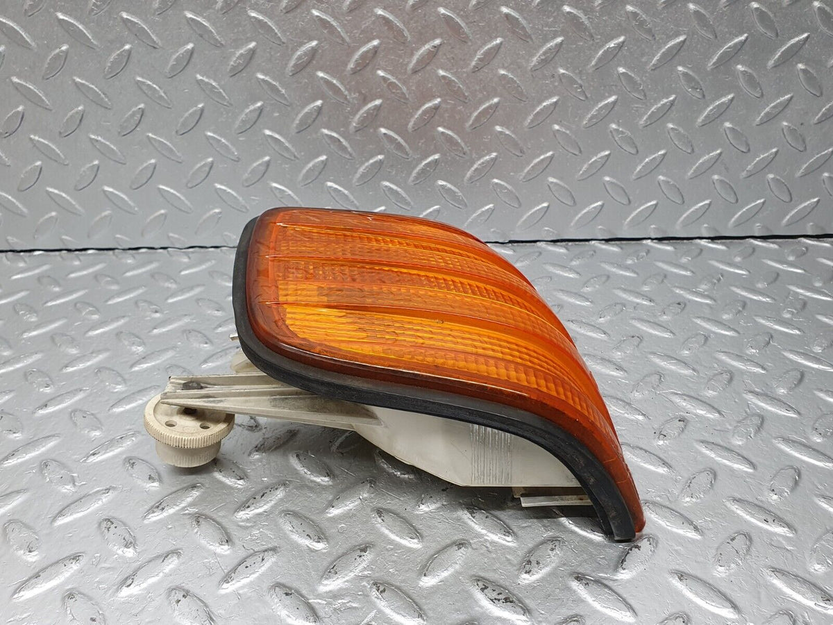 40953 Mercedes-Benz W126 300SE Indicator Light Front Right Bosch 1305233062
