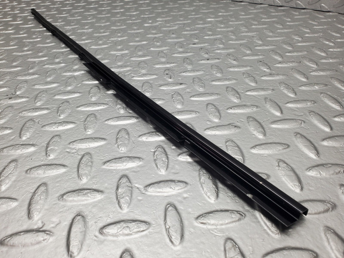 49068 Mercedes-Benz A124 320E Cabriolet Rear Left Card Panel Rail