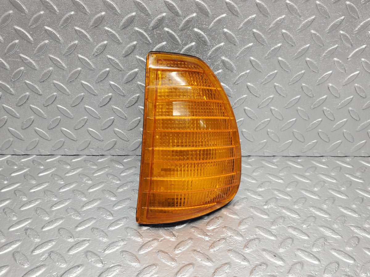 48680 Mercedes-Benz W123 Front Left Indicator Light Hella