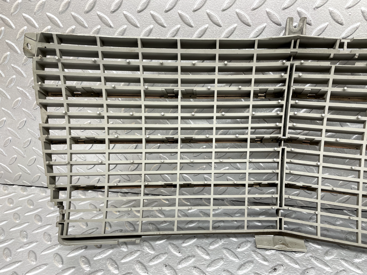 44249 Mercedes-Benz W123 280E Bonnet Grill A1238880923