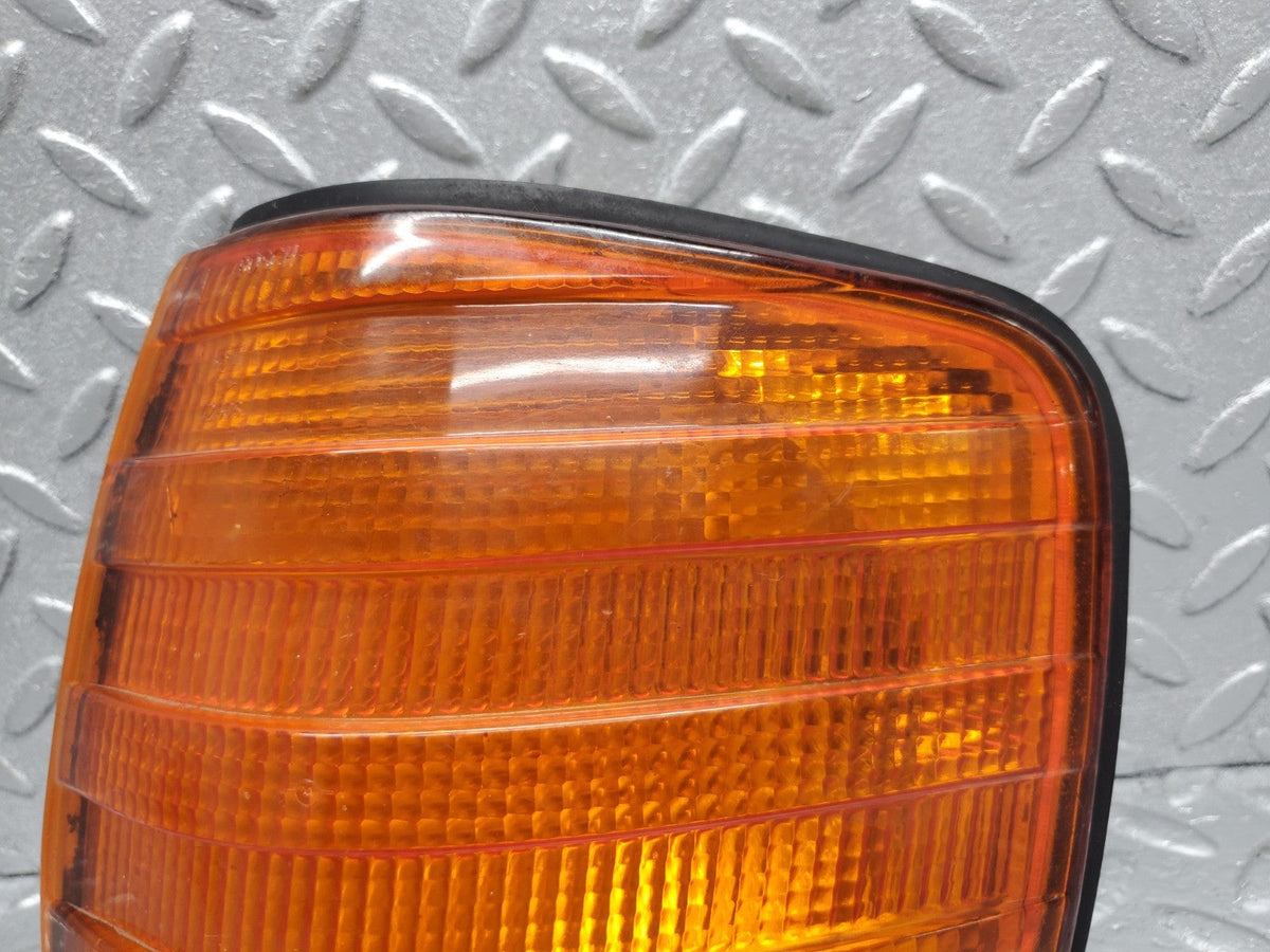 51232 Mercedes-Benz W126 Indicator Light Front Left Bosch 1305233061