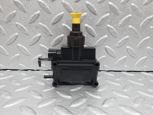 41666 Mercedes-Benz W124 200E Trunk Lock Vacuum Actuator