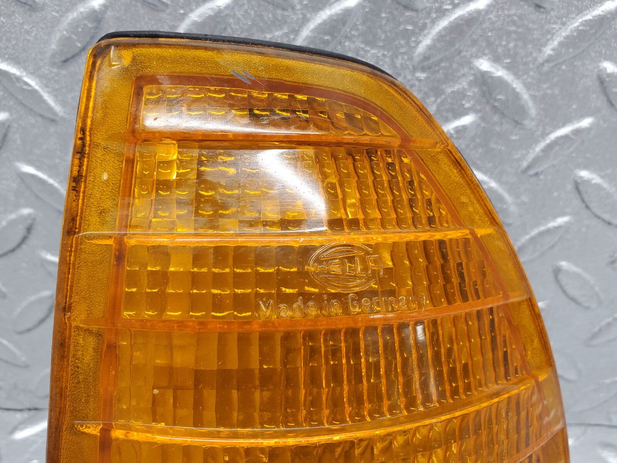48680 Mercedes-Benz W123 Front Left Indicator Light Hella