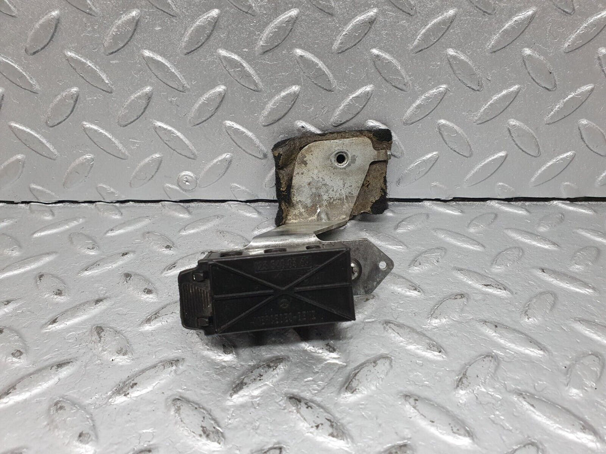 41108 Mercedes-Benz W126 300SE Cable Wire Connector A1235400369