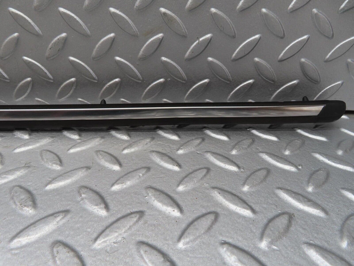 13443 Mercedes-Benz W123 200 Front Right Fender Wing Centre Moulding Trim