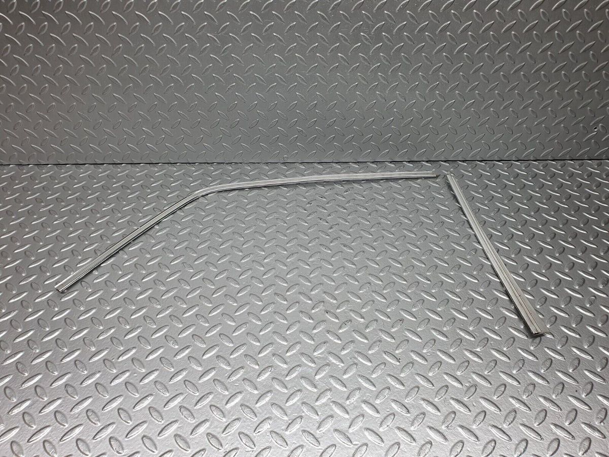 40776 Mercedes-Benz W123 300D Front Right Door Window Chrome Frame