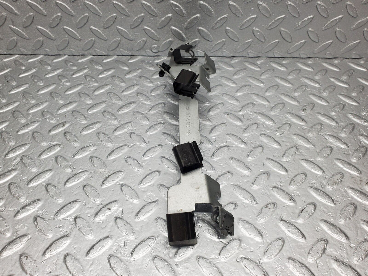 47969 Mercedes-Benz R230 350SL Coupe Oxygen Sensor Wiring Plug Bracket A2305400073