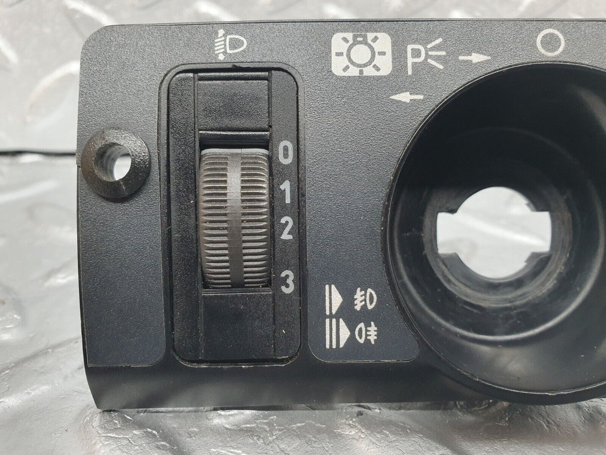40922 Mercedes-Benz W126 300SE Headlight Switch Surround & Switch A1268000073