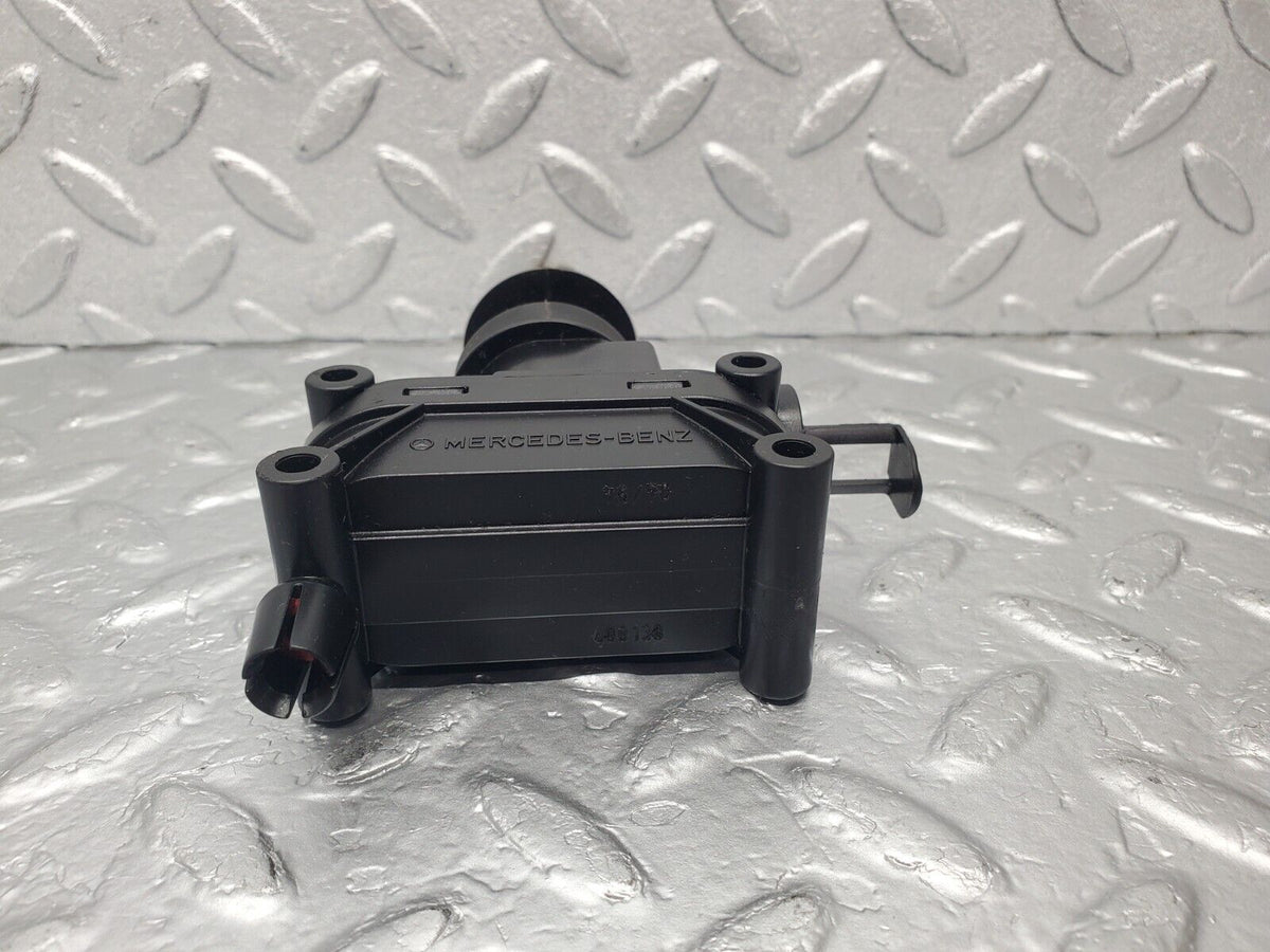 46146 Mercedes-Benz W124 Front Right Door Lock Vacuum Actuator