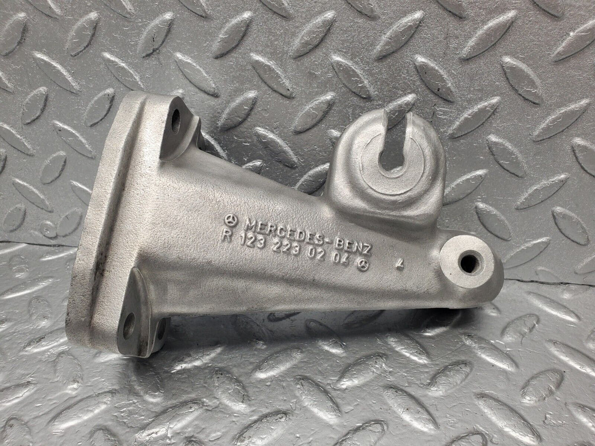 46649 Mercedes-Benz C123 280CE Coupe Engine Mount Bracket Left Side A1232230204
