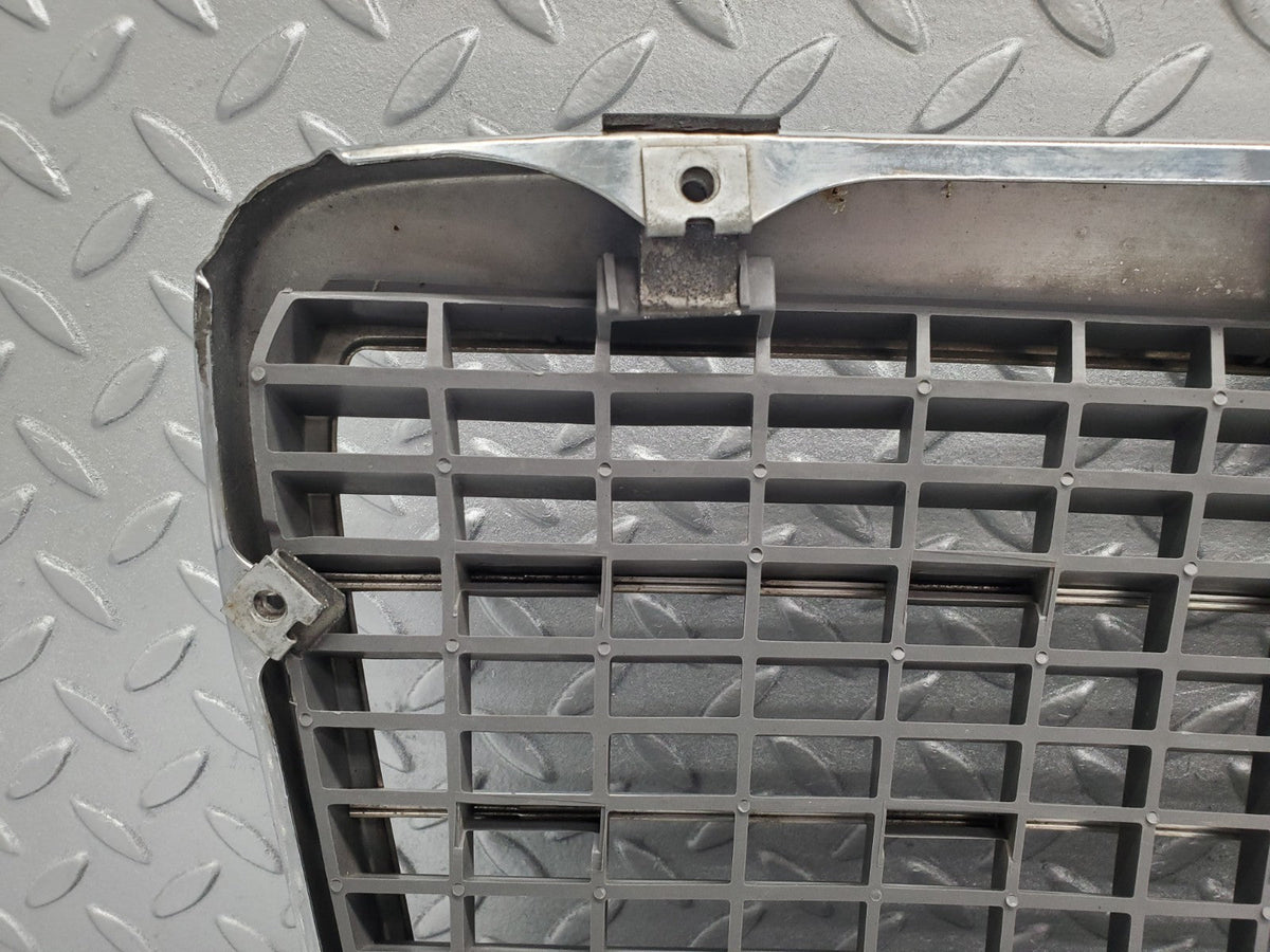 49310 Mercedes-Benz A124 320E Cabriolet Bonnet Grill Chrome A1248880323