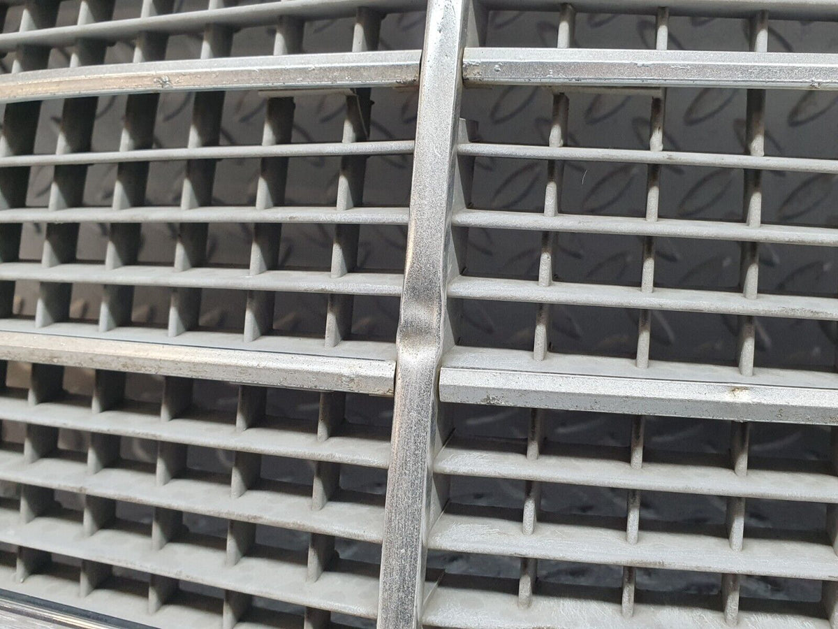 41221 Mercedes-Benz W126 300SE Bonnet Grill Chrome A1268880423