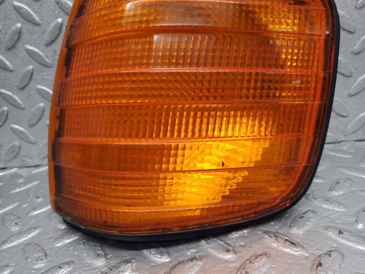 51232 Mercedes-Benz W126 Indicator Light Front Left Bosch 1305233061