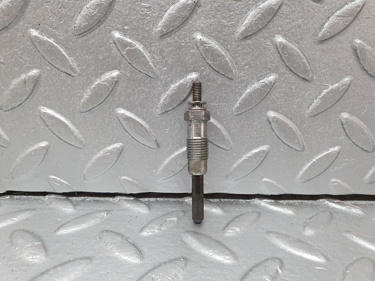 40845 Mercedes-Benz W123 300D Glow Plug Beru 0100221107
