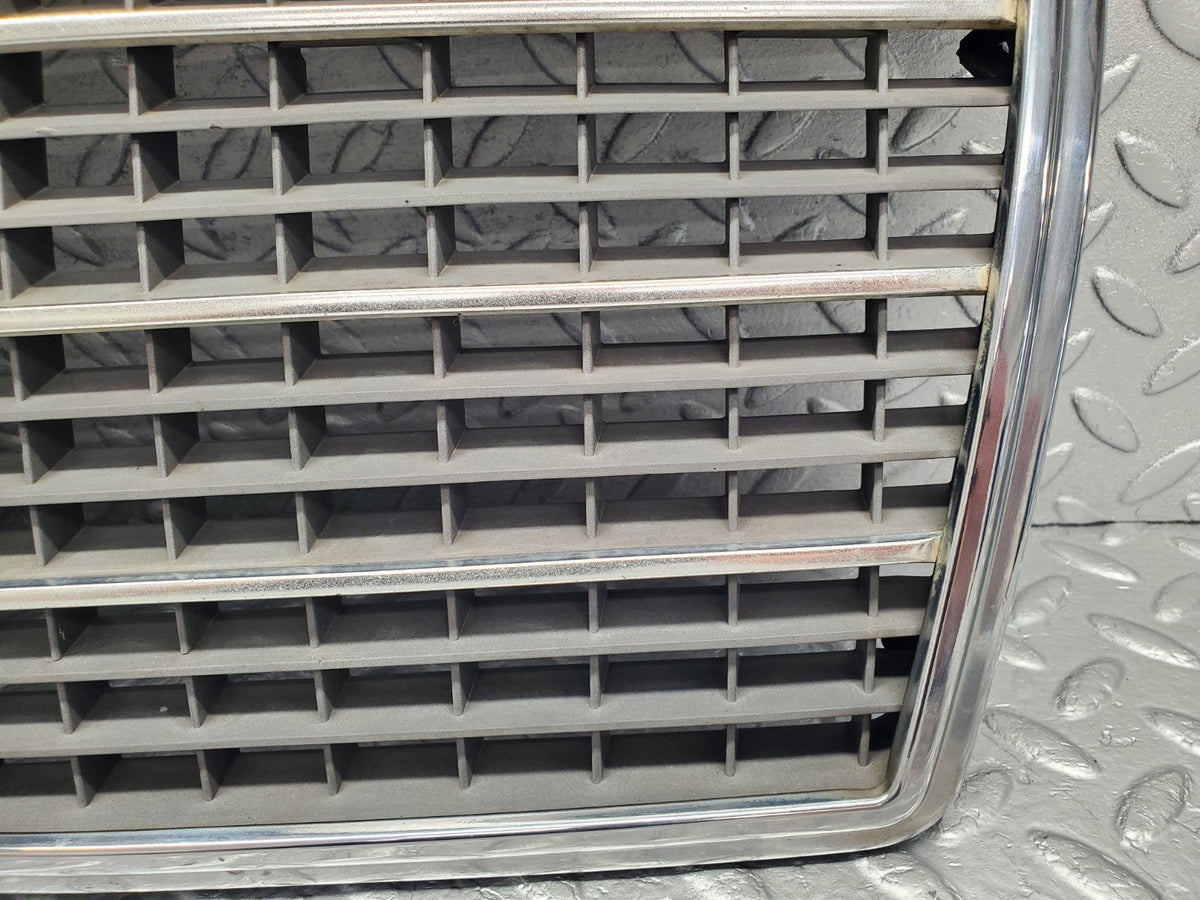 49310 Mercedes-Benz A124 320E Cabriolet Bonnet Grill Chrome A1248880323