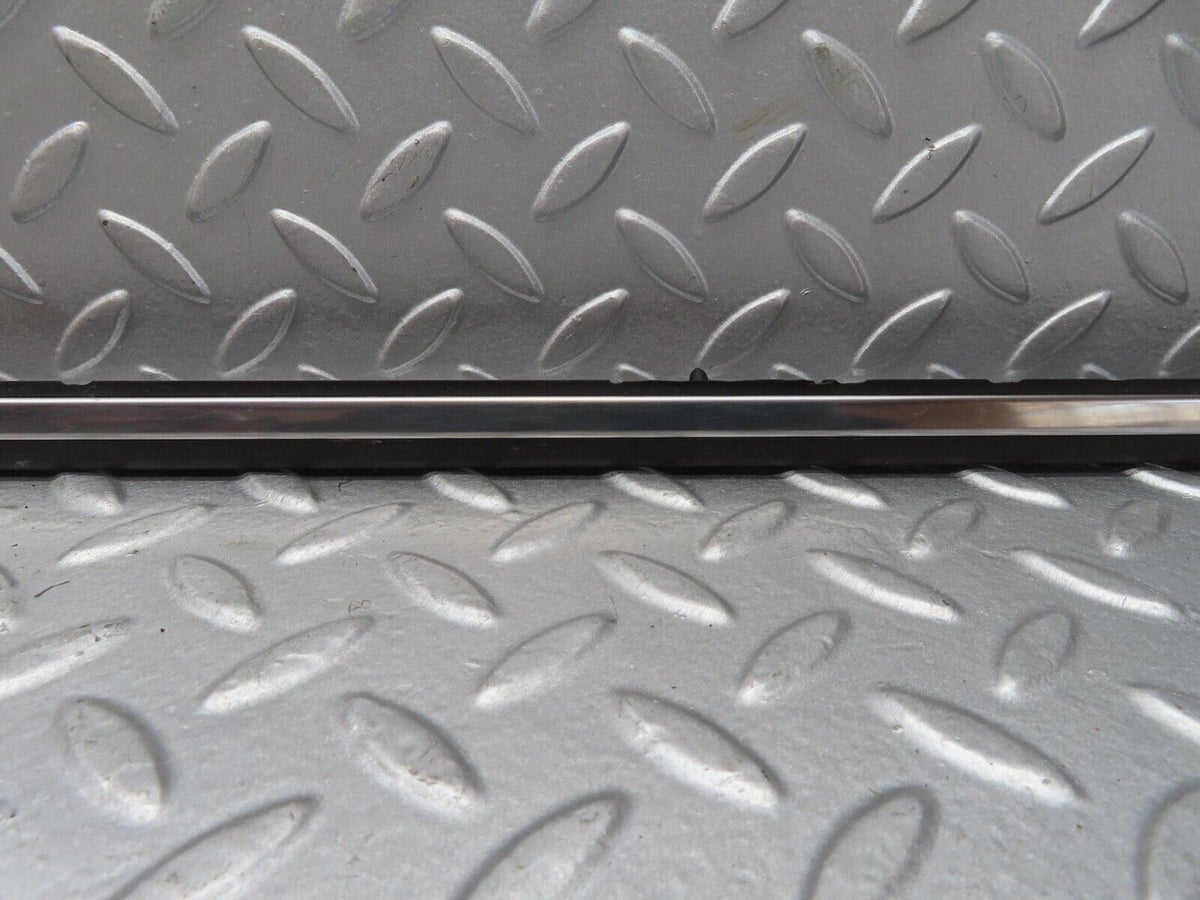 13443 Mercedes-Benz W123 200 Front Right Fender Wing Centre Moulding Trim
