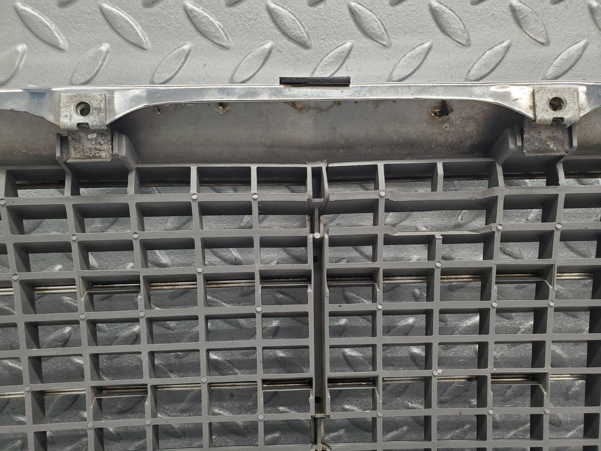 49310 Mercedes-Benz A124 320E Cabriolet Bonnet Grill Chrome A1248880323