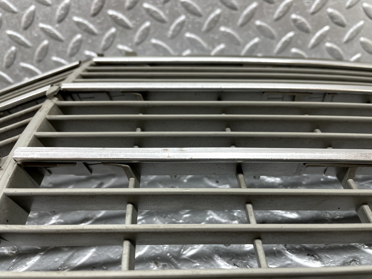 44249 Mercedes-Benz W123 280E Bonnet Grill A1238880923