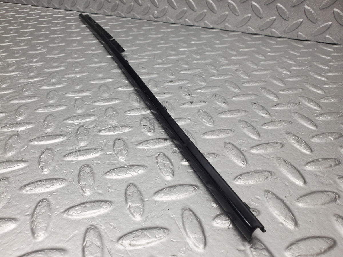 49068 Mercedes-Benz A124 320E Cabriolet Rear Left Card Panel Rail