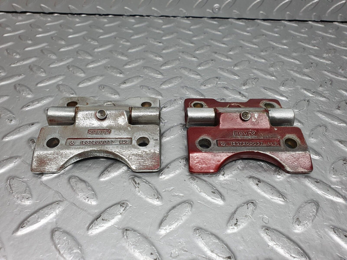 40949 Mercedes-Benz W126 300SE Door Hinge Pair Right A1237200037