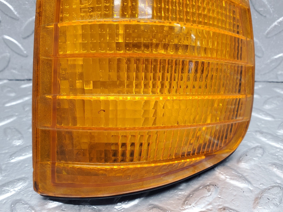 48680 Mercedes-Benz W123 Front Left Indicator Light Hella