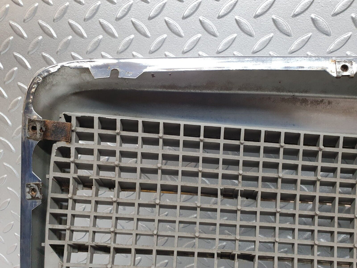 41221 Mercedes-Benz W126 300SE Bonnet Grill Chrome A1268880423