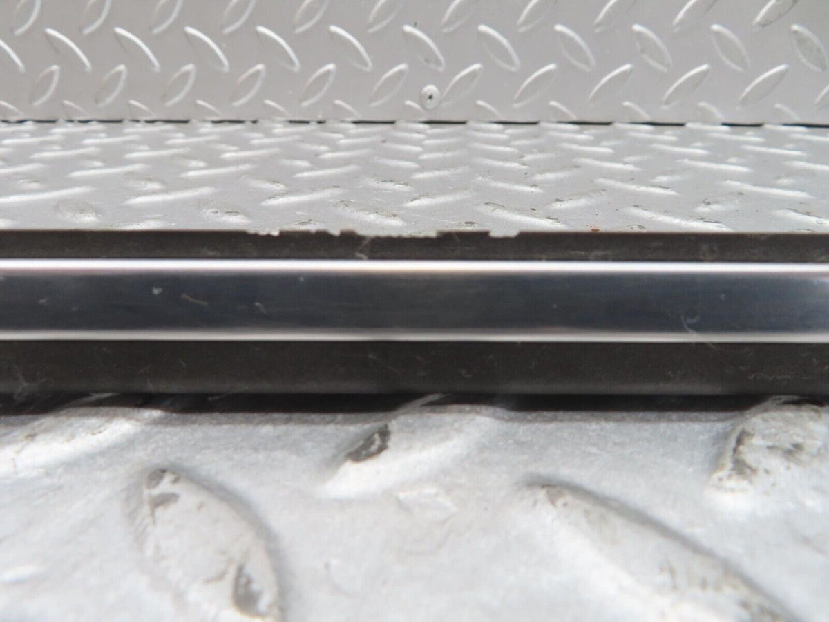 13443 Mercedes-Benz W123 200 Front Right Fender Wing Centre Moulding Trim