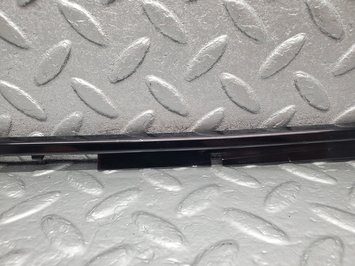 49068 Mercedes-Benz A124 320E Cabriolet Rear Left Card Panel Rail