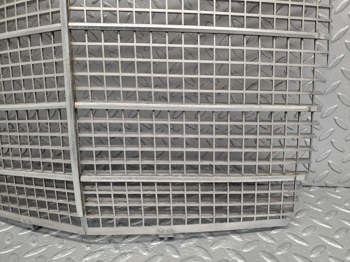 50855 Mercedes-Benz W108 280SE 3.5 Bonnet Grill