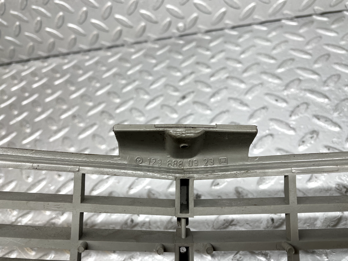 44249 Mercedes-Benz W123 280E Bonnet Grill A1238880923