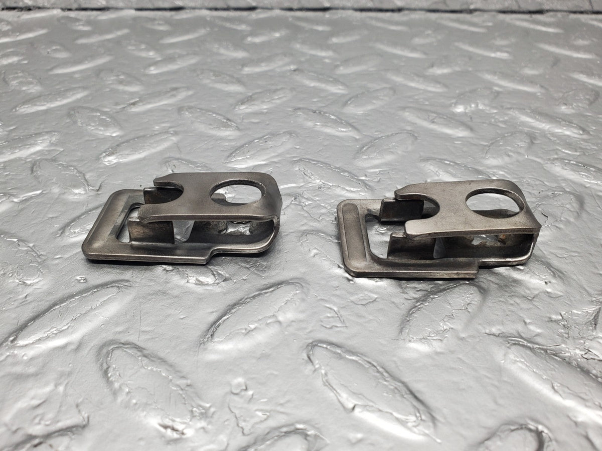 51086 Mercedes-Benz W124 260E Fuel Injector Holder 2x