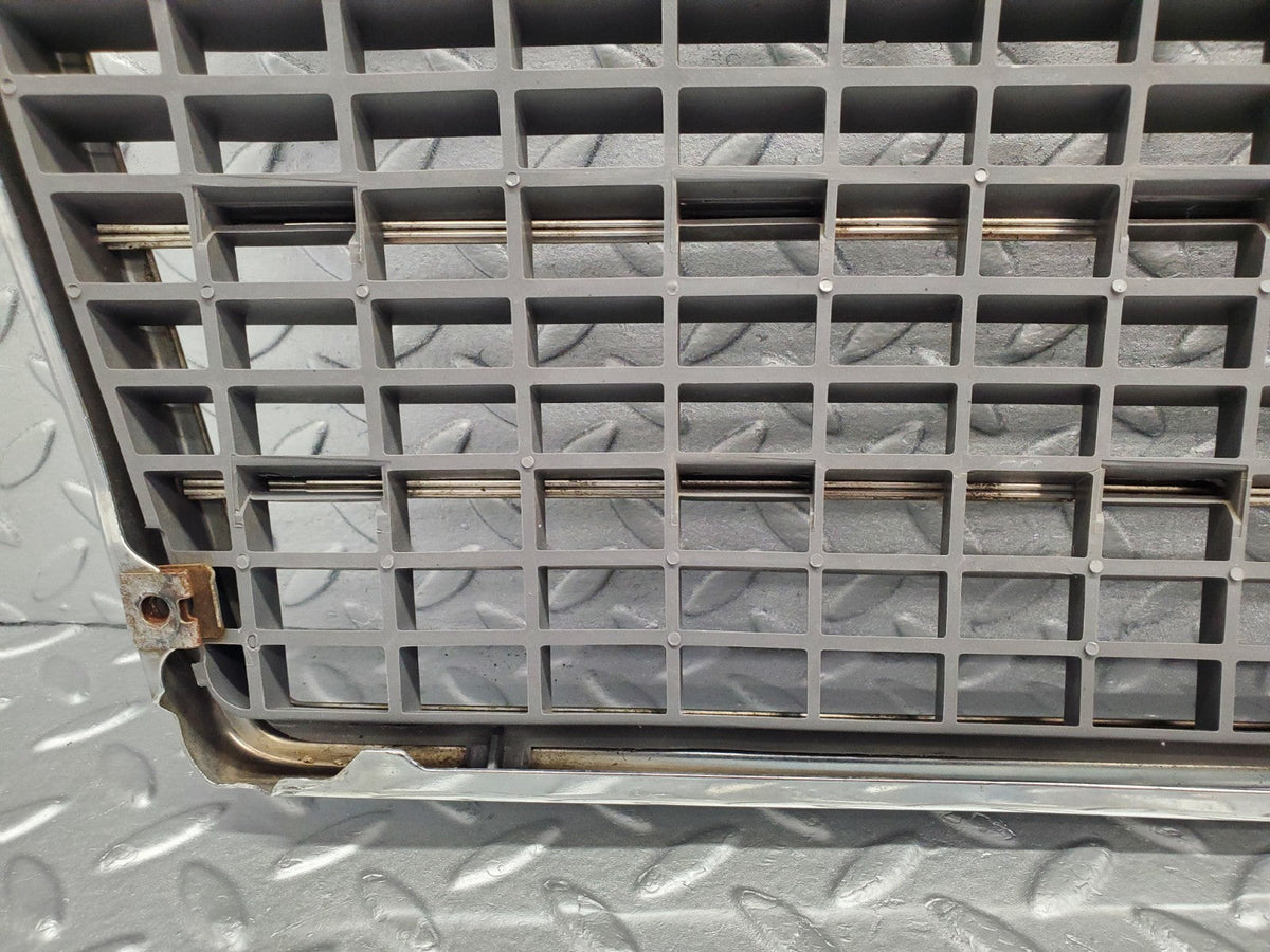 49310 Mercedes-Benz A124 320E Cabriolet Bonnet Grill Chrome A1248880323