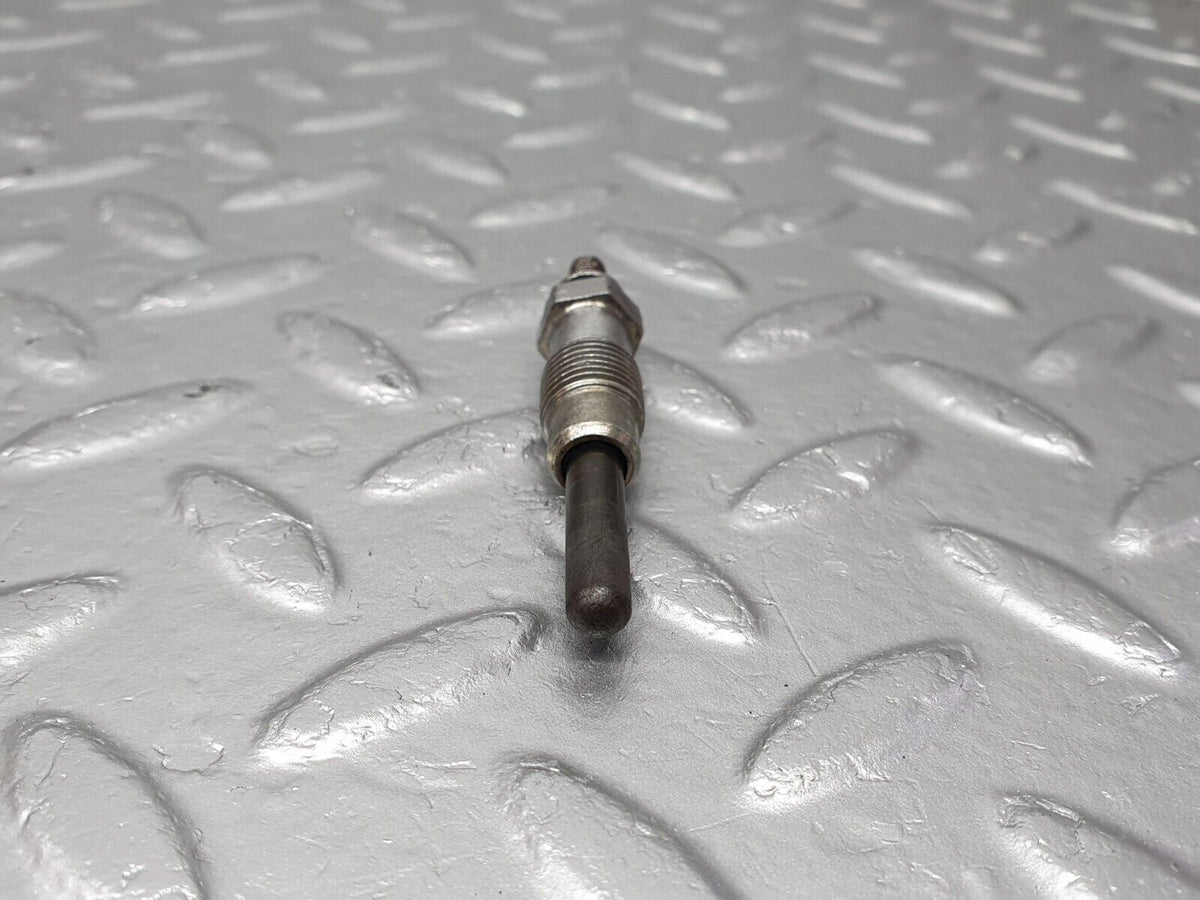 40845 Mercedes-Benz W123 300D Glow Plug Beru 0100221107