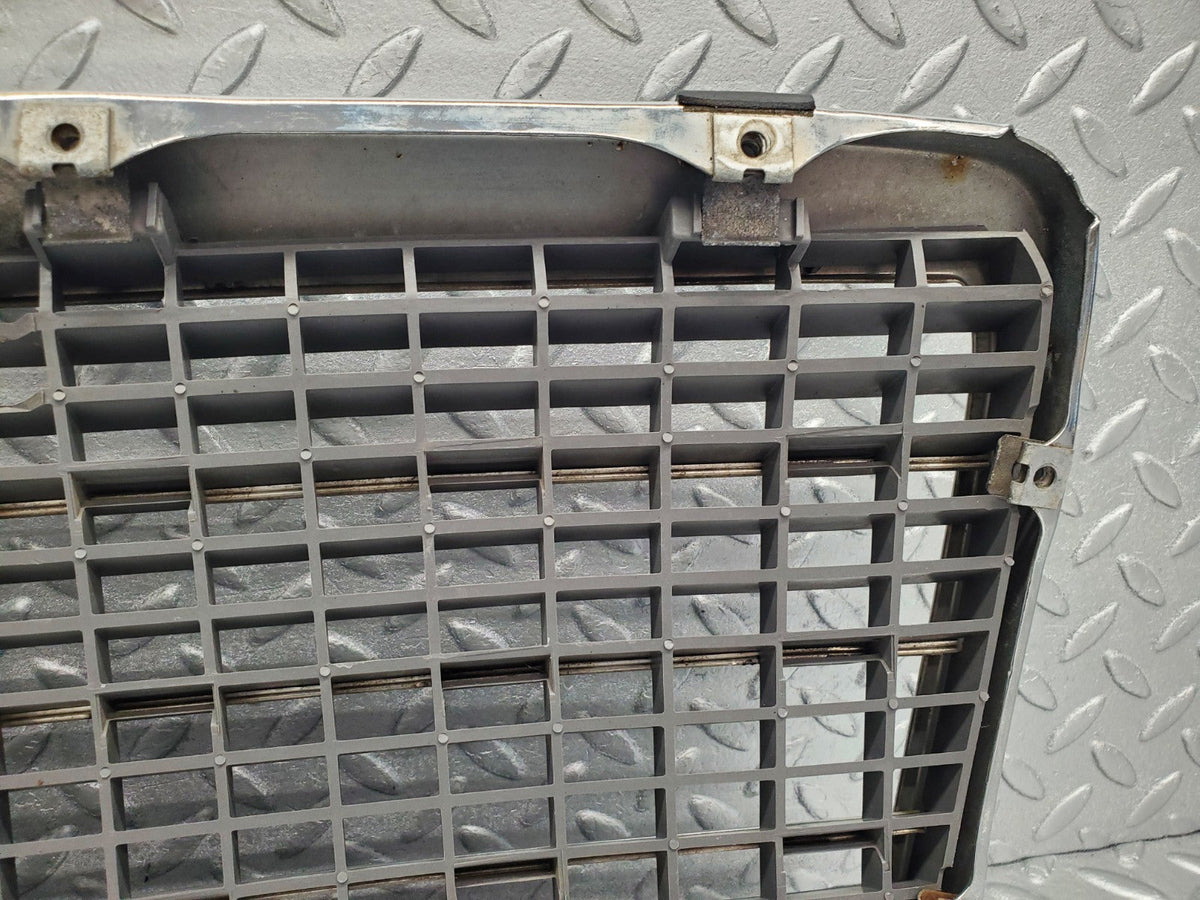 49310 Mercedes-Benz A124 320E Cabriolet Bonnet Grill Chrome A1248880323