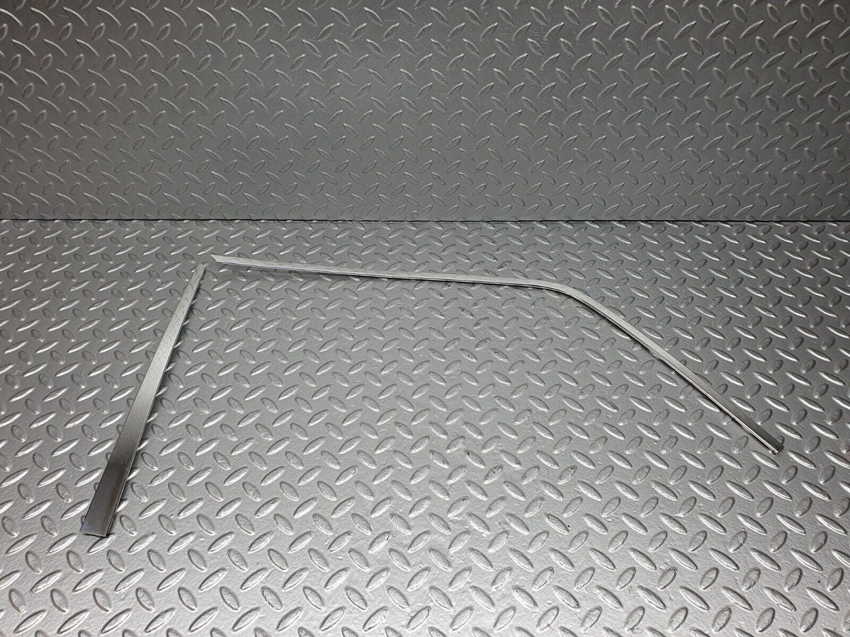 40776 Mercedes-Benz W123 300D Front Right Door Window Chrome Frame
