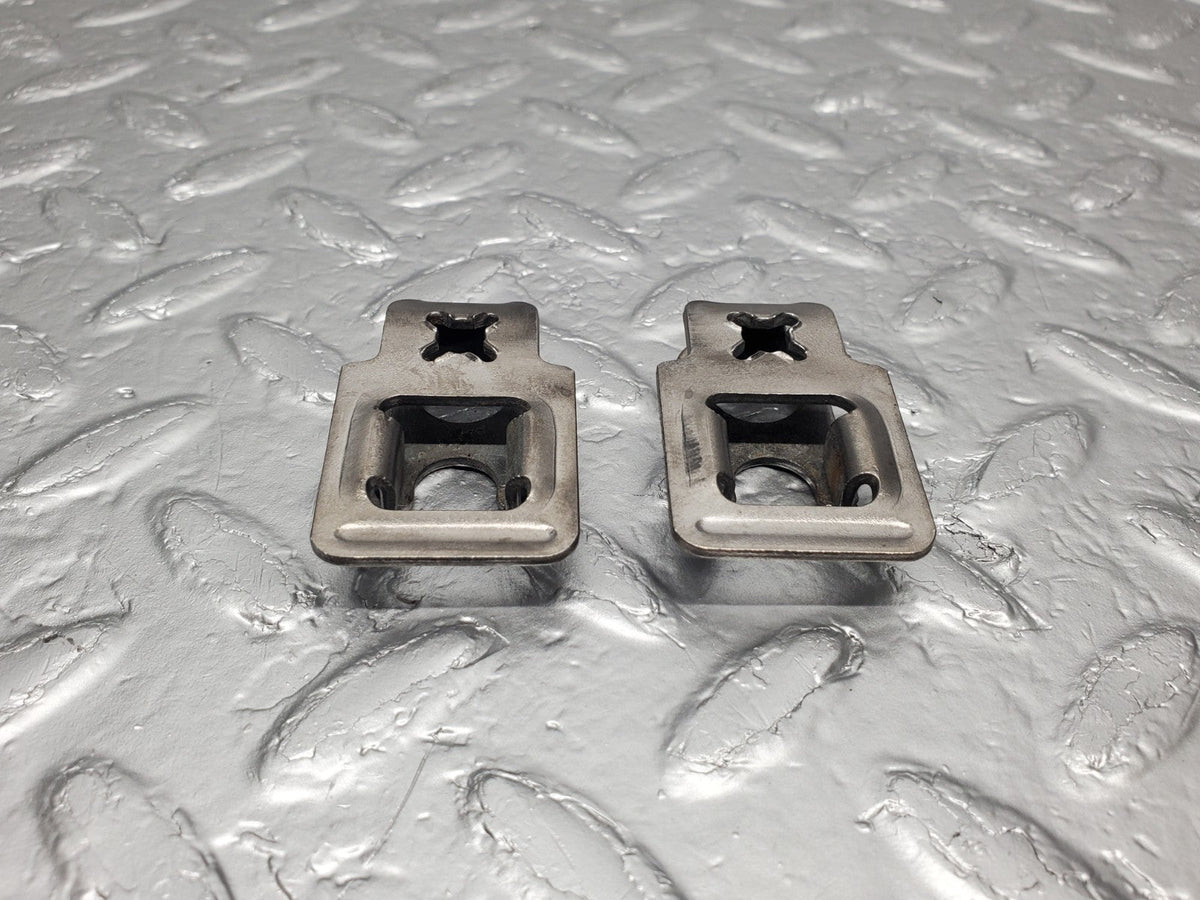 51087 Mercedes-Benz W124 260E Fuel Injector Holder 2x