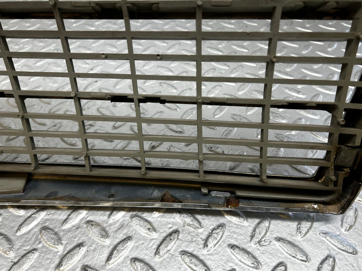 31899 Mercedes-Benz W123 Bonnet Grill Chrome 1238880923